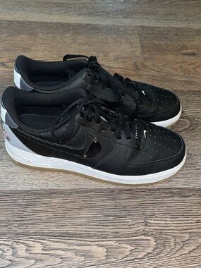 Nike Air Force 1 '07 LV8 NBA sneakers in a Black and Wolf Grey men’s size 9